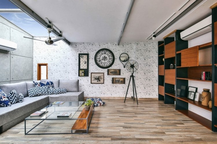 einraumwohnung einrichten wohnzimmer-wohnwand-regal-backstein-weiß-couchtisch-glas
