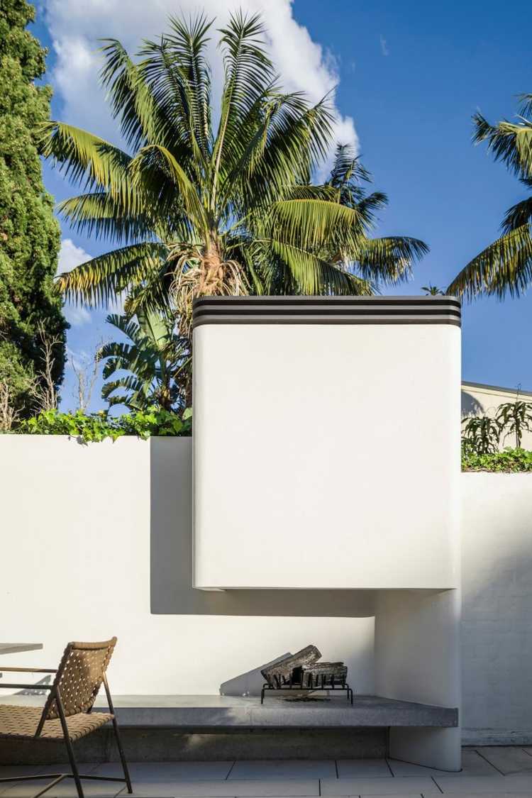 farbe-gold-außenbereich-kamin-beton-essbereich-palmen