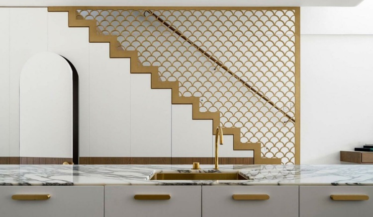 farbe gold küche-treppe-geländer-schuppenmuster