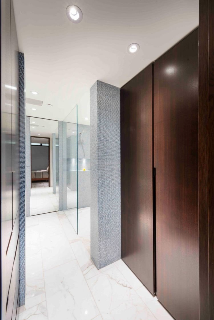 fliesen-marmor-badgestaltung-einbauschrank-mosaik-grau-wände