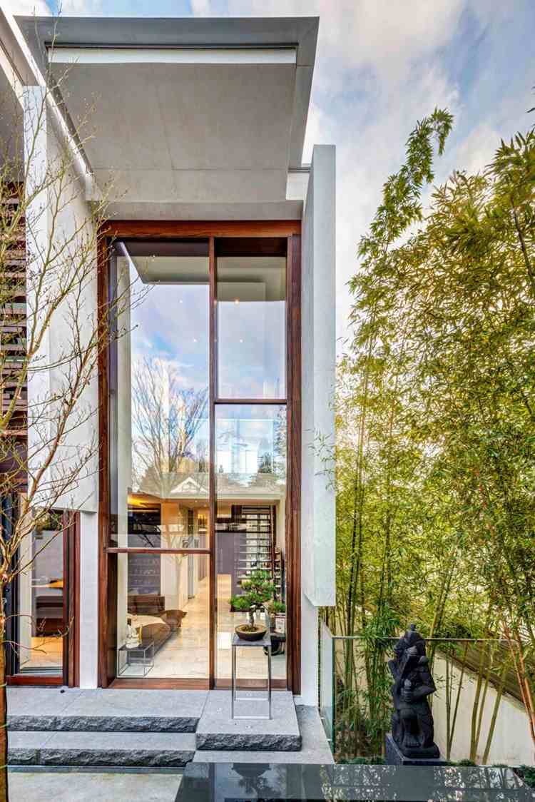 fliesen-marmor-eingangsbereich-großes-fenster-stein-stufen-bambus