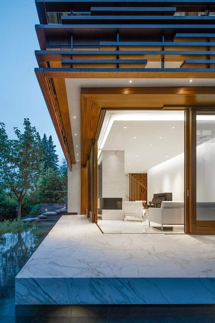fliesen-marmor-terrasse-naturstein-schiebefenster-modern-haus