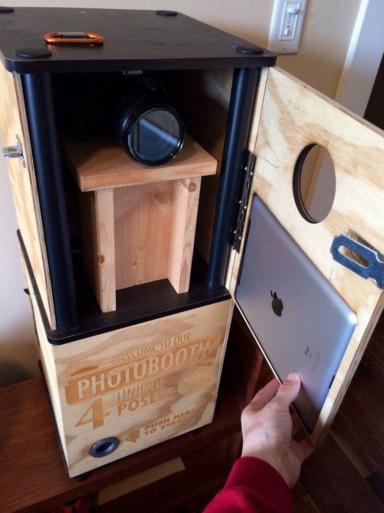 fotobox-selber-bauen-holz-tür-kamera-tablet-aussparung