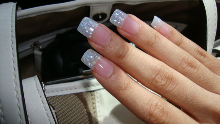 french-nails-lang-quafratisch-glitzer-frenchspitze-breit-elegant-unterlack-durchsichtig