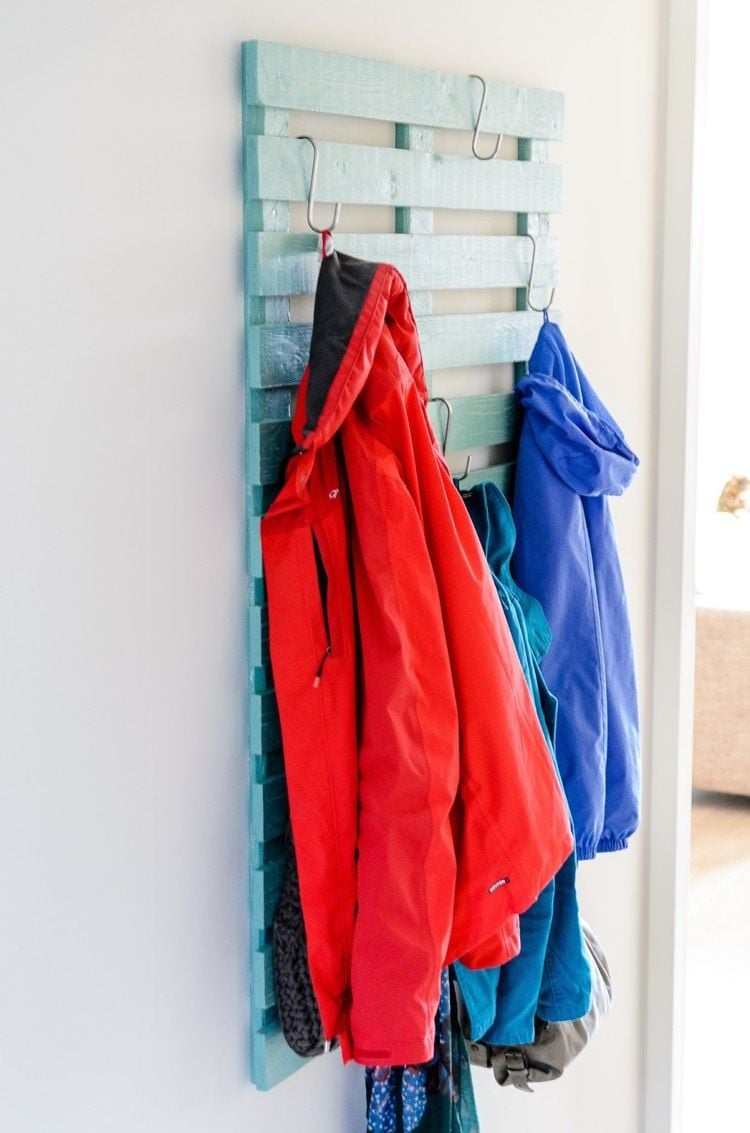 Garderobe aus Paletten selber-bauen-hellblau-jacken