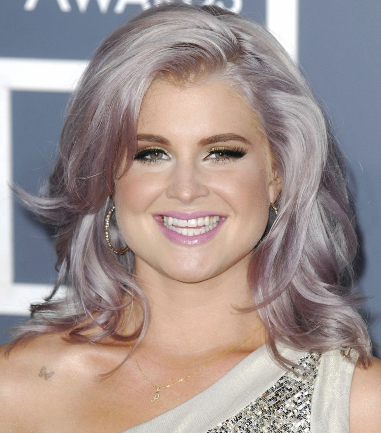 haarfarbe-silberblond-haarlänge-mittellang-rosaanteil-ohrrige-halskette-seitenscheitel-kleid-kelly-osbourne