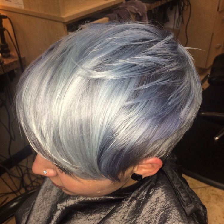 haarfarbe-silberblond-kurz-haarschnitt-blau-lila-pony-schräg-anteil-ohrring