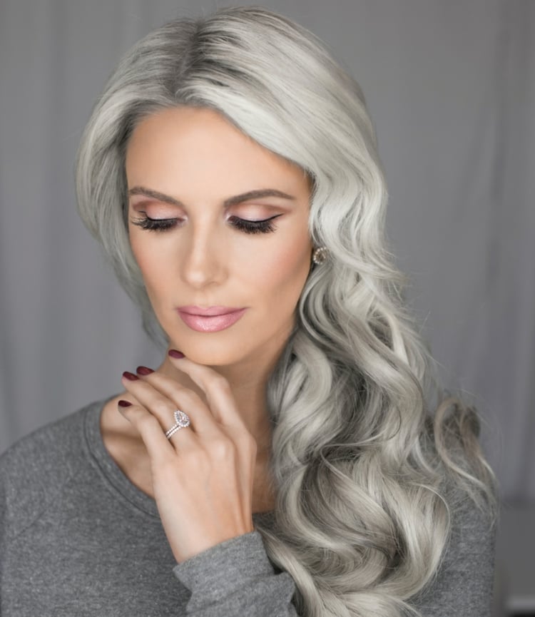 haarfarbe-silberblond-ombre-locken-strähnchen-dunkel-pullover-seitenscheitel-ring-ohrringe