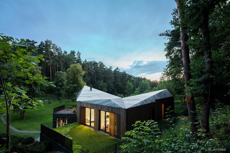 haus-hanglage-grüne-terrasse-rasen-wald-abstrakt-dach