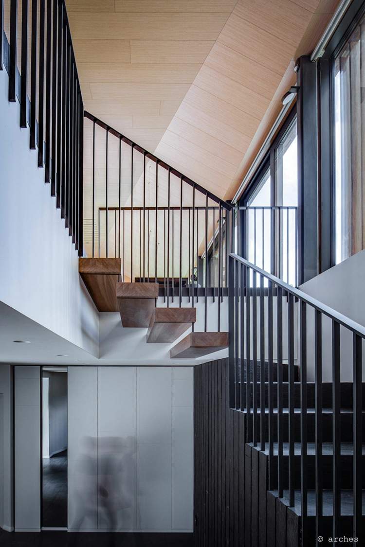 haus-hanglage-treppenbereich-holz-stufen-metallgeländer-deckendesign-kreativ