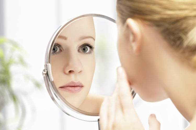 heilerde maske kosmetikspiegel-frau-jung-blondine-blauäugig-gesichtspflege