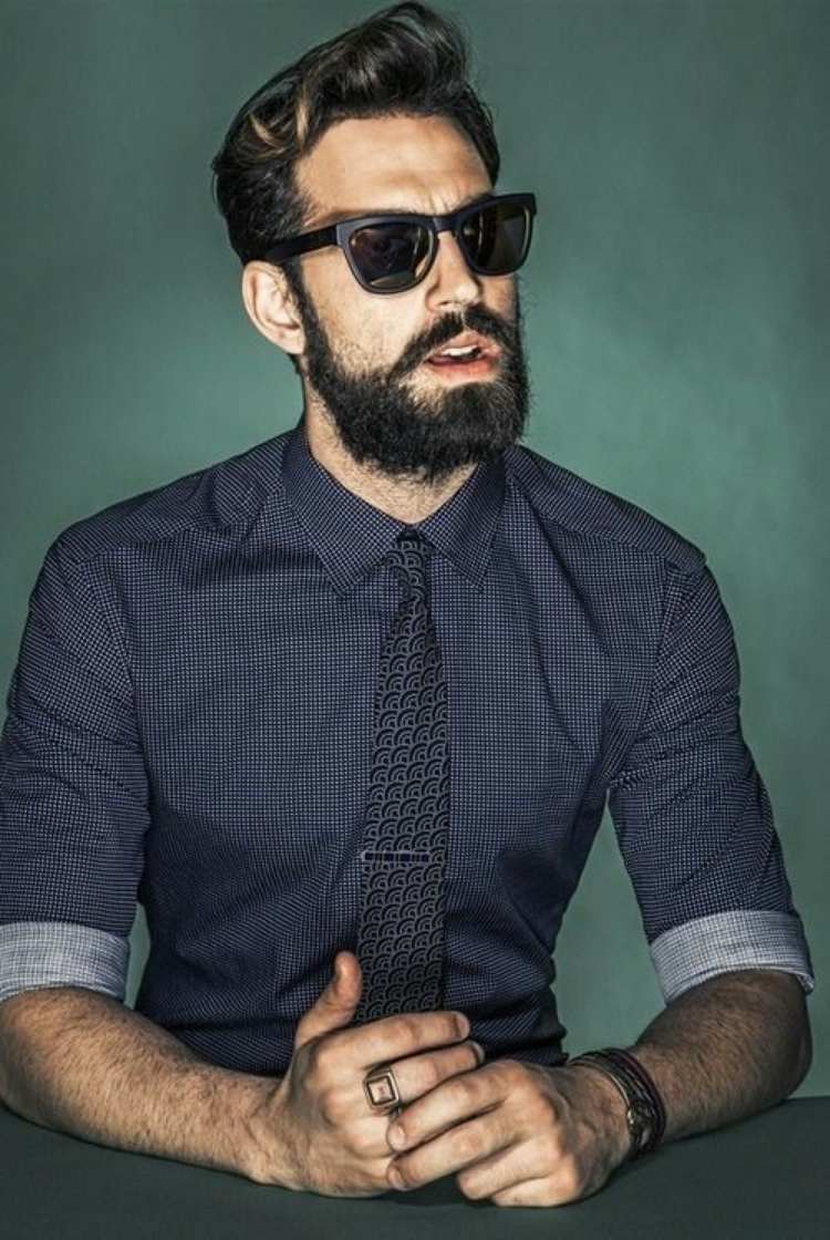 hipster bart haare-wellig-vollbart-oberlippenbart-hemd-kariert-blau-brille-krawatte