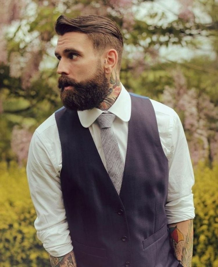 hipster-bart-hemd-weiß-weste-balu-tattoos-deckhaar-lang-krawatte-mann