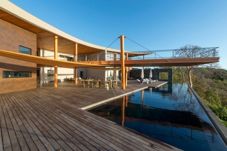 infinity pool holzboden-idee-terrasse-gestalten-balken