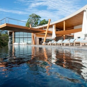 infinity pool terrasse-poolbereich-fensterfronten-holz