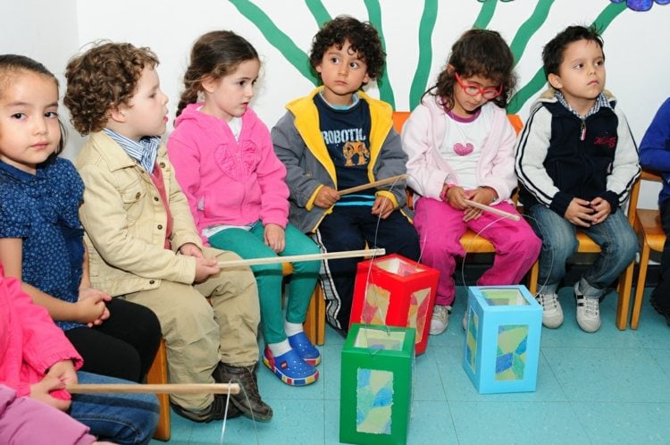 laterne-selber-basteln-kinder-kindergarten-laternenumzug-rechteckig-bunt-karton-stühle