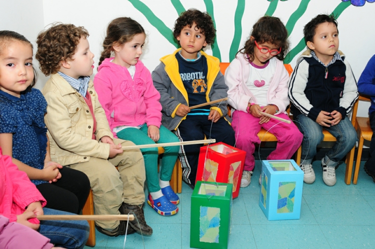 laterne-selber-basteln-kinder-kindergarten-laternenumzug-rechteckig-bunt-karton-stühle