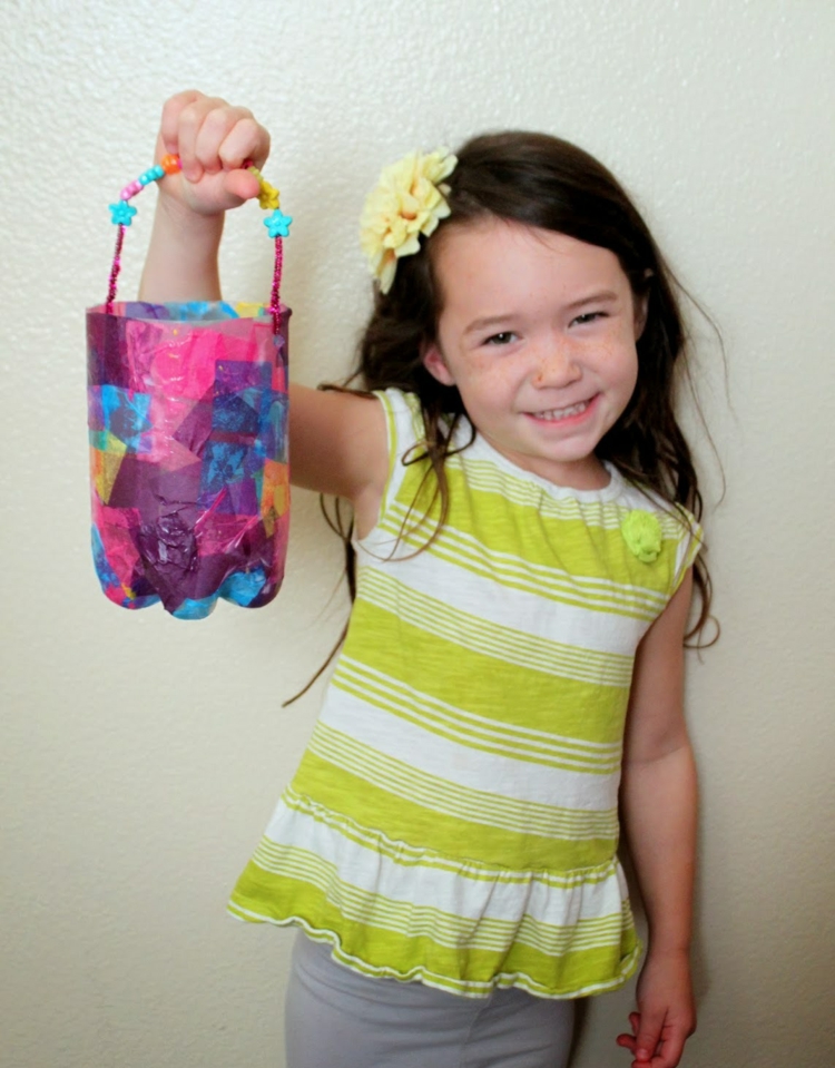 laterne-selber-basteln-mädchen-plastikflasche-servietten-decoupage-griff-pfeifenreiniger-blumen-bunt