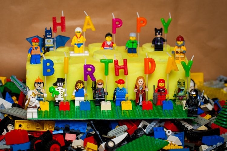 motivtorten für kinder lego-steine-figuren-geburtstagskerzen-torte