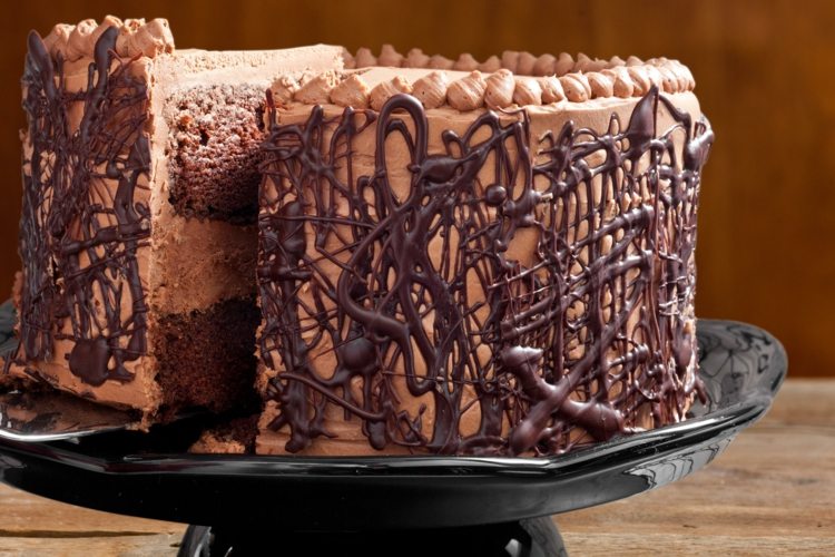 low-carb-schokoladenkuchen-buttercreme-füllung-schokolade-geschmolzen-tortenplatte-kakaopulver