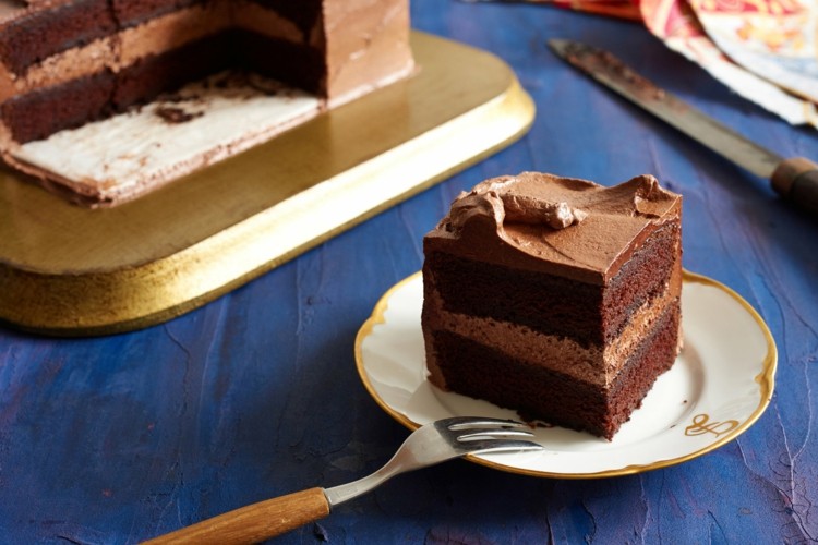 low-carb-schokoladenkuchen-creme-schokolade-geschichtet-teller-gabel-tortenplatte-messer-tischdecke-sahne