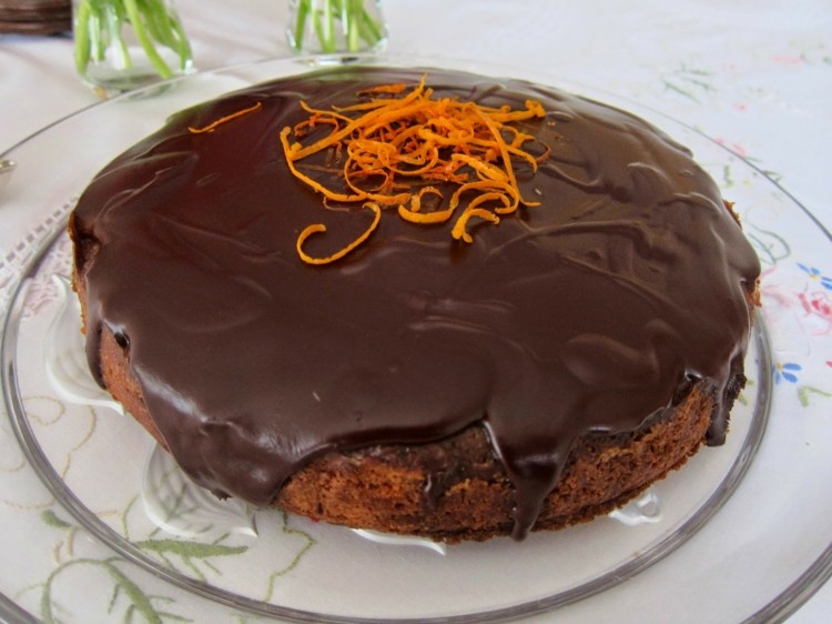 low-carb-schokoladenkuchen-dekoration-orangenschalen-ganache-tortenplatte-einfach-vollmilchschokolade