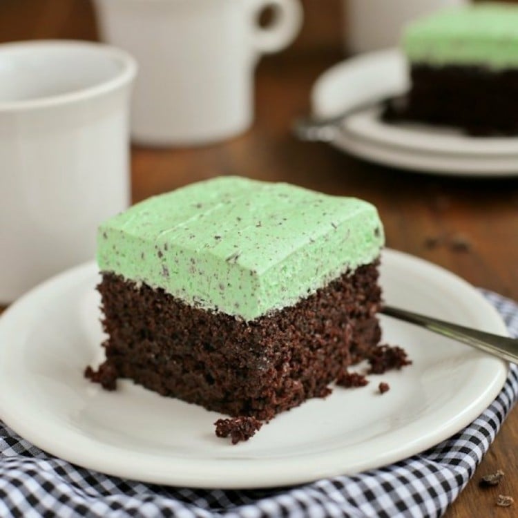 low-carb-schokoladenkuchen-einfach-pudding-buttercreme-grün-minzegeschmack-stück-teller-tassen