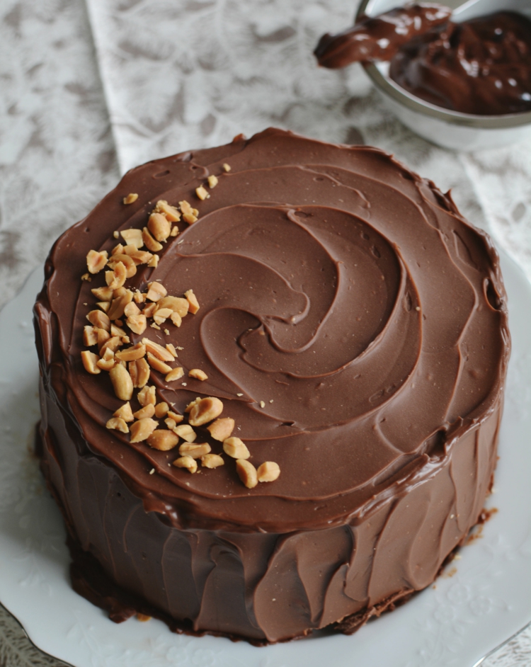 low-carb-schokoladenkuchen-einfach-rührteig-schnell-ganache-erdnüsse-dekoration-tortenplatte-schüssel-ganache