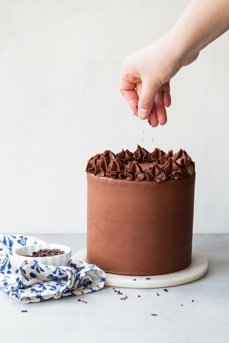 low-carb-schokoladenkuchen-füllung-schokostreusel-geschichtet-stofftuch-creme-rund