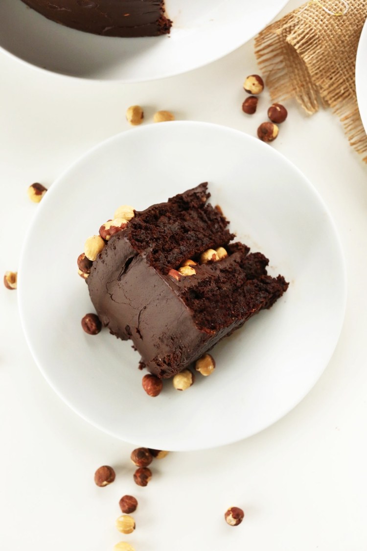 low-carb-schokoladenkuchen-haselnüsse-ganz-vegan-glutenfrei-teller-füllung-kakopulver
