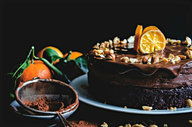low carb schokoladenkuchen kakaopulver-sieb-torte-glasur-topping-nüsse-orangen-clementinen-einfach-