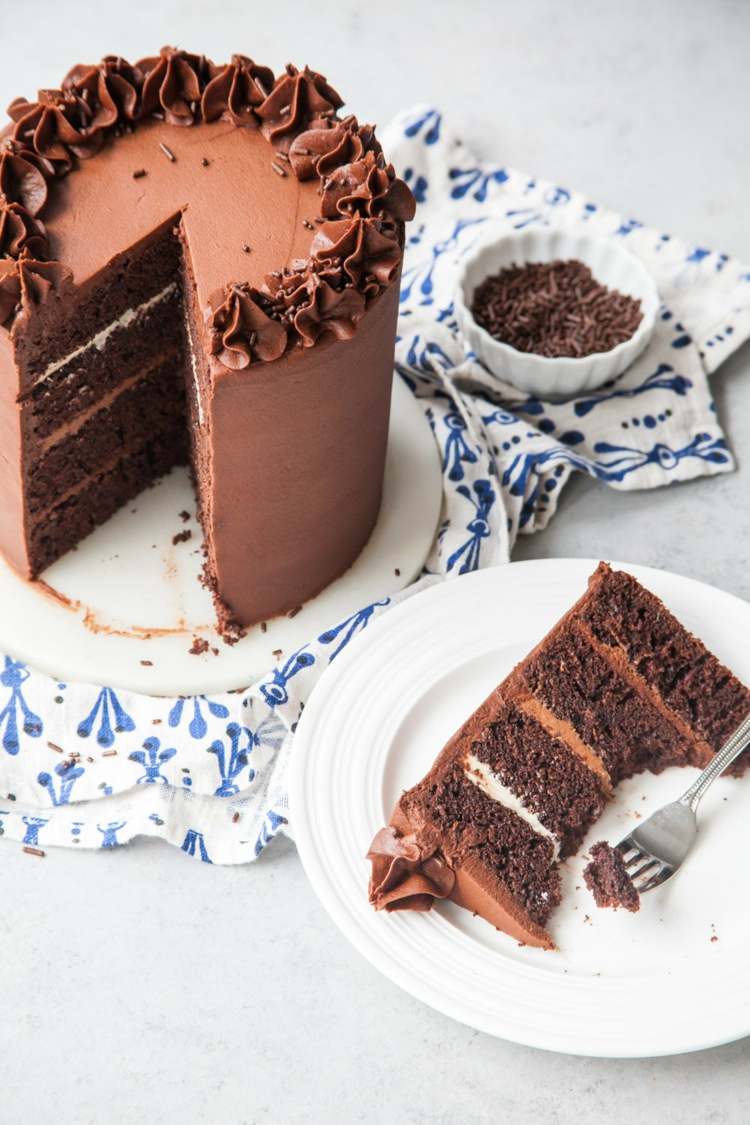 low-carb-schokoladenkuchen-rund-einfach-torte-ganache-vanillecreme-teller-stück-stofftuch-schokostreusel
