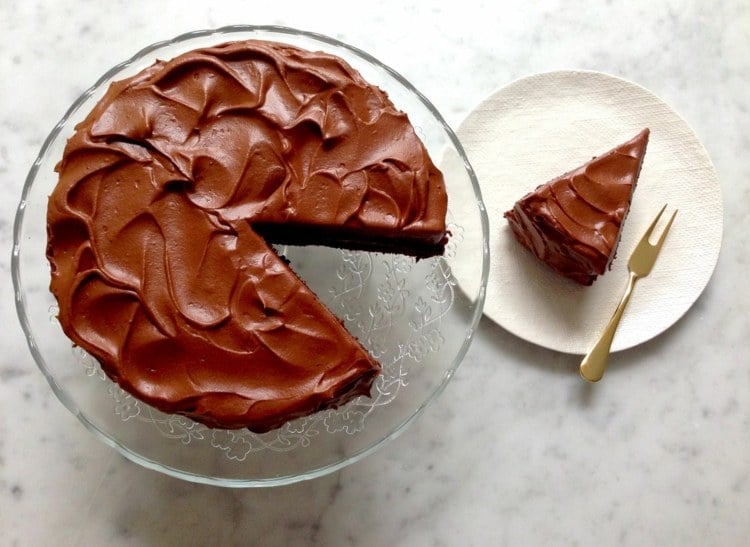 low-carb-schokoladenkuchen-stück-geschnitten-glas-tortenplatte-gabel-teller-creme-kakao-vollmilchschokolade