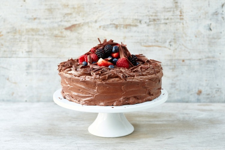 low-carb-schokoladenkuchen-tortenplatte-torte-mehrschichtig-waldfrüchte-schokolade-gerieben-rund
