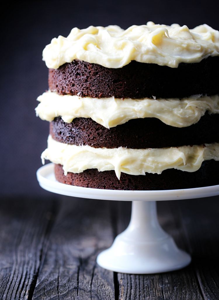 low-carb-schokoladenkuchen-vanillecreme-frischkäse-einfach-tortenplatte-pudding-geschichtet