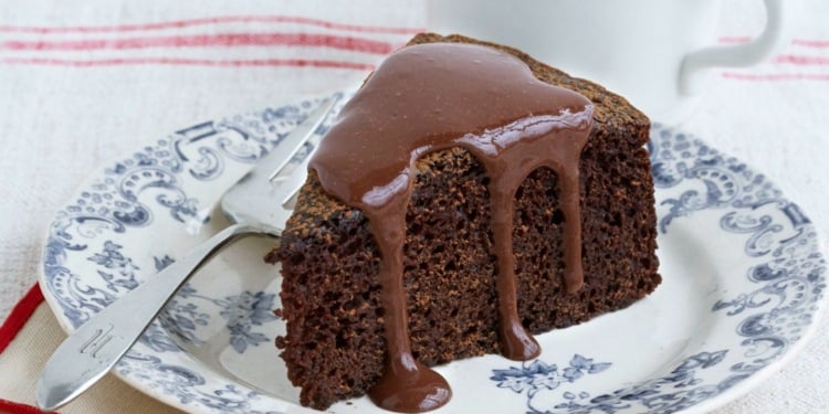 low-carb-schokoladenkuchen-vegan-einfach-mandelmehl-glasur-kakopulver-sahne-teller-gabel