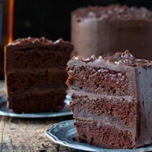low-carb-schokoladenkuchen-vegan-teller-gabel-zartbitterschokolade-gerieben-rum-saftig