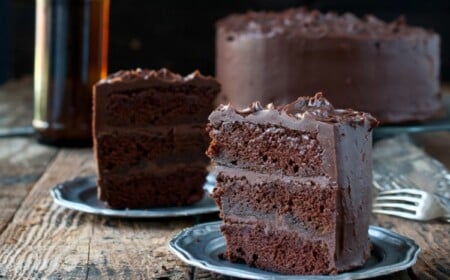 low-carb-schokoladenkuchen-vegan-teller-gabel-zartbitterschokolade-gerieben-rum-saftig