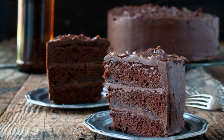 low-carb-schokoladenkuchen-vegan-teller-gabel-zartbitterschokolade-gerieben-rum-saftig
