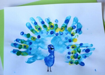 malen-basteln-mit-2jährigen-kindern-pfau-handabdrücke