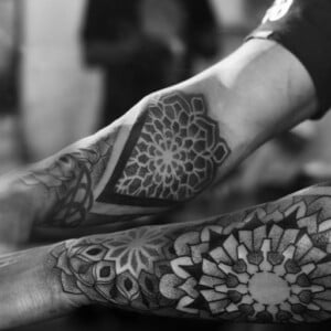 mandala-tattoo-arme-dotwork-blackwork-kunstvoll