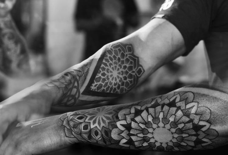 Mandala Tattoo am Arm Mann dotwork blackwork kunstvoll