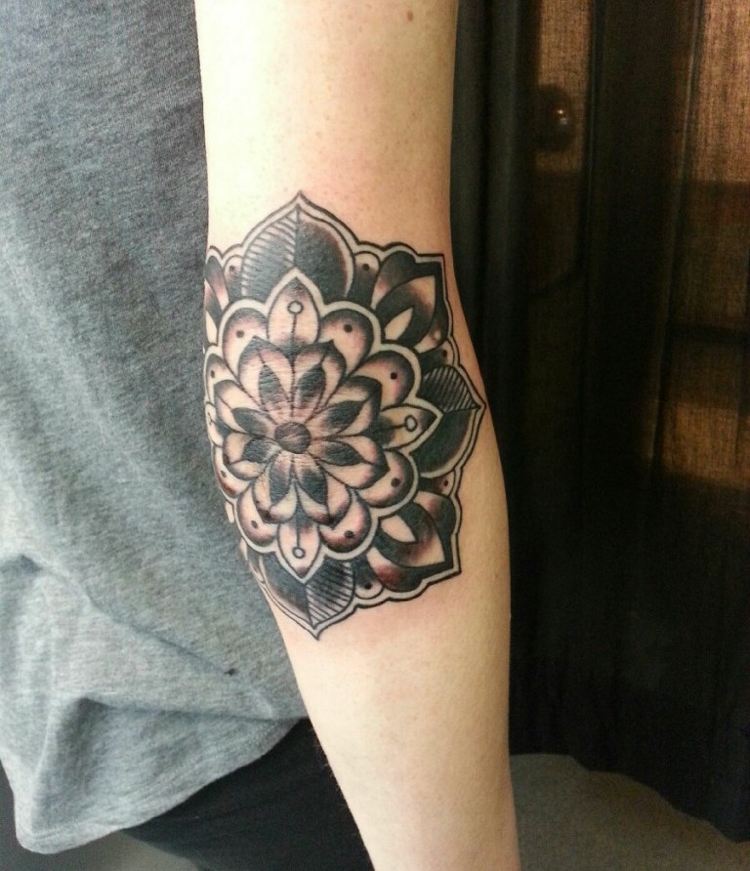 mandala tattoo am Arm ellenbogen-schwarz-tinte