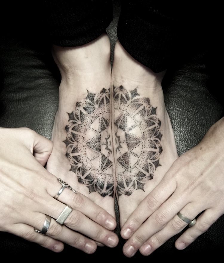 mandala-tattoo-füße-symmetrisch