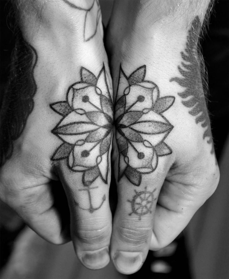 mandala-tattoo-hände-finger-symmetrisch