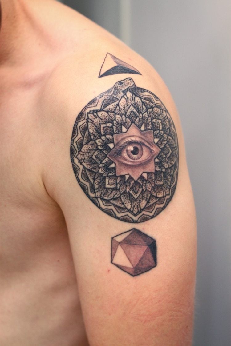 mandala-tattoo-oberarm-auge-realistisch