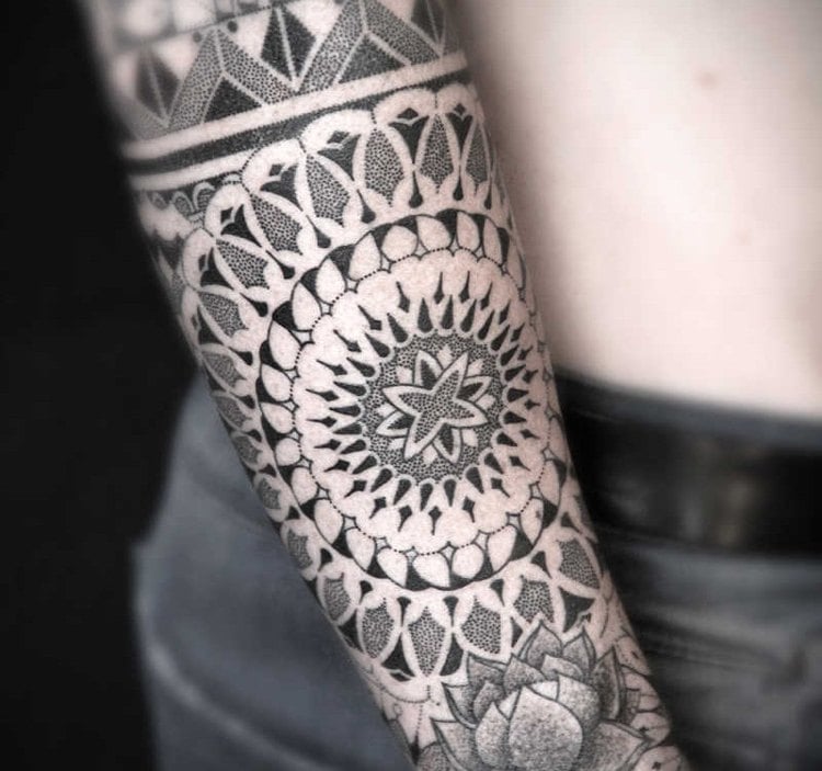 Mandala Tattoo am Unterarm schwarze tinte Dotwork