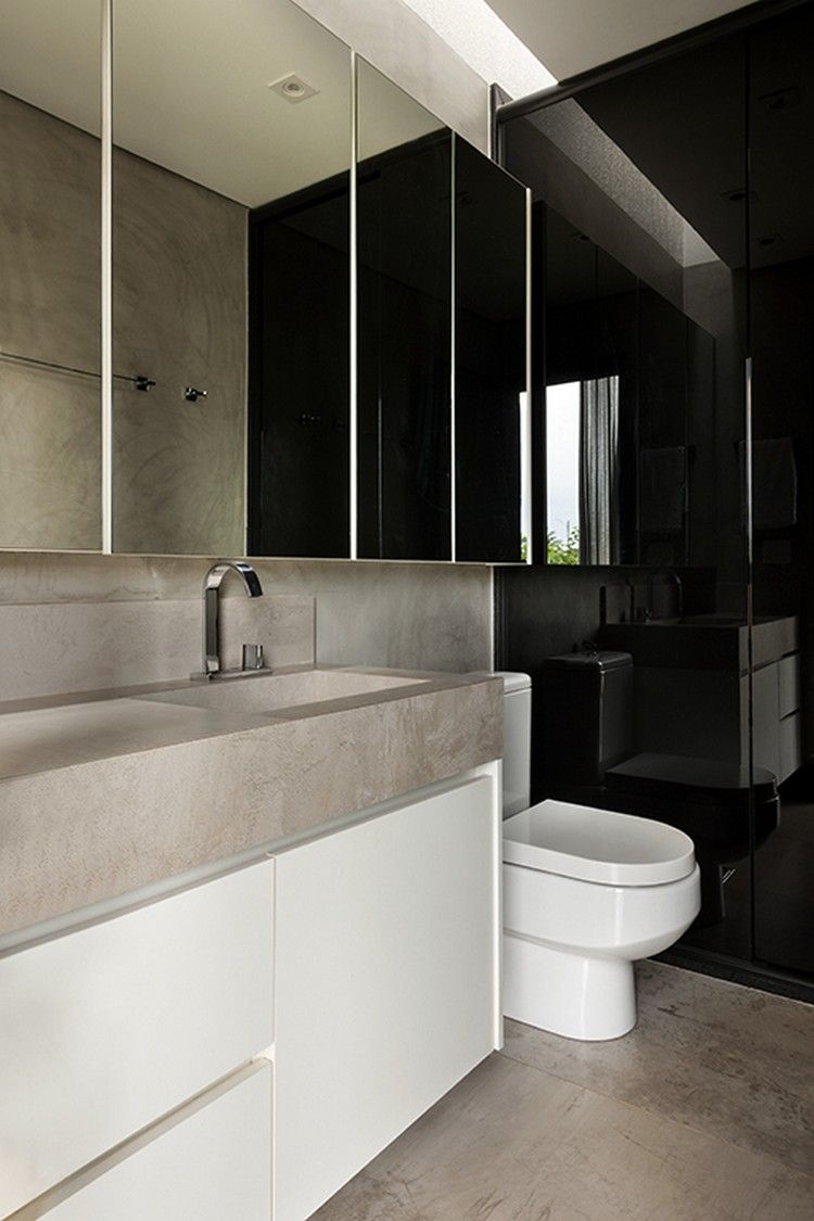 minimalistisches-badezimmer-weiß-beige-spiegel-indirekte-beleuchtung