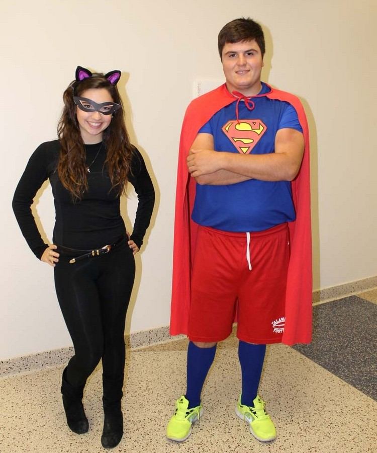 mottowoche-kindheitshelden-superhelden-kostüme-superman-catwoman