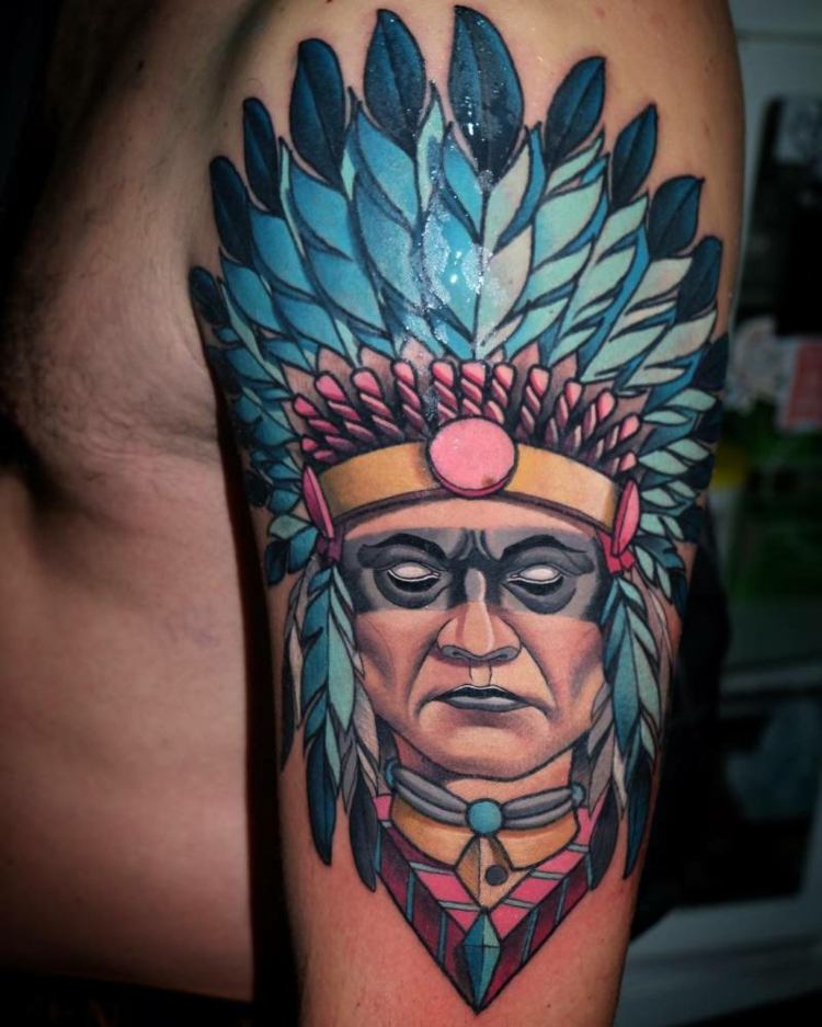 neo-traditional-tattoo-motiv-indianer-oberarm-farbig